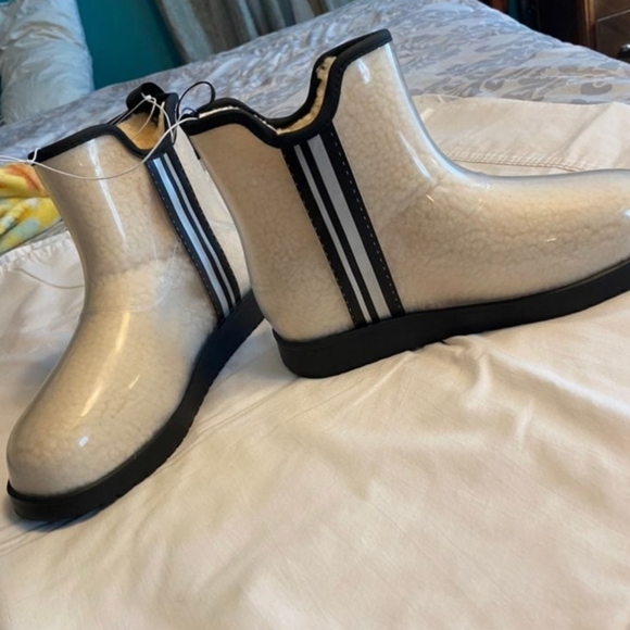 Time and Tru Clear Sherpa Shearling Lined Boots Snow Rain Waterproof NWT Size 9 - Picture 2 of 5